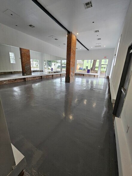 More Photos Of 941 Poland Ave, New Orleans Restaurant For Lease