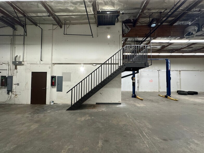 More Photos Of 8000-8010 Wheatland Ave, Sun Valley Manufacturing For Sale