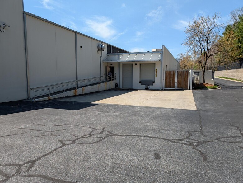 More Photos Of 4041 Business Park Cir, Winston-Salem Flex For Sale
