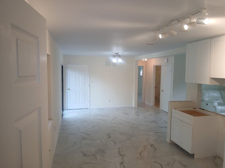 More Photos Of 1506 Avenue D, Katy Office For Sale