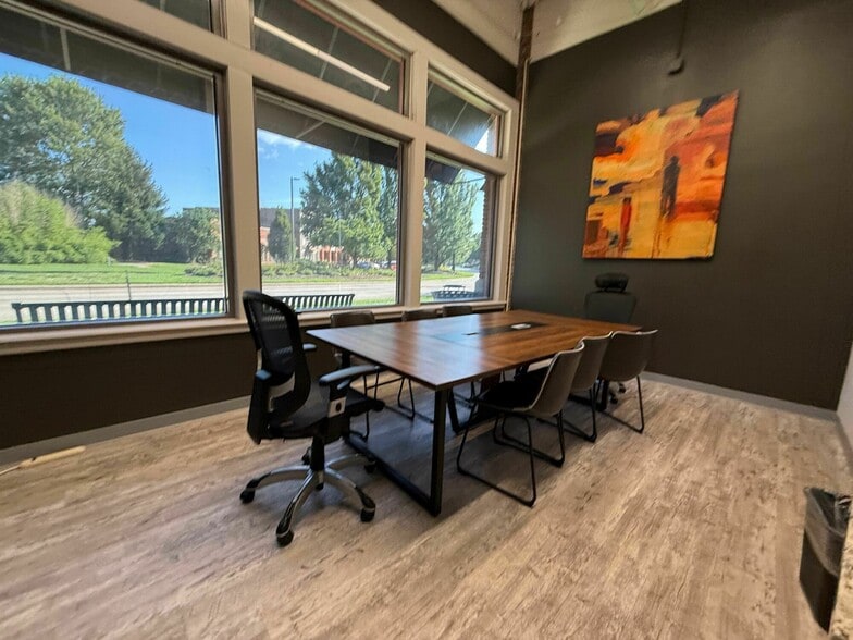 More Photos Of 2101 W Chesterfield Blvd, Springfield Office For Sale