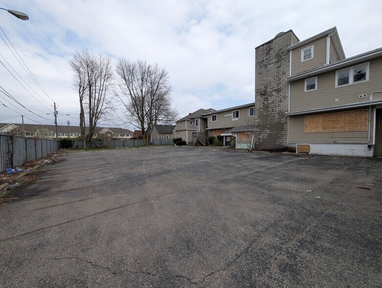 More Photos Of 2430-2440 Bowser Ave, Fort Wayne Apartments For Sale