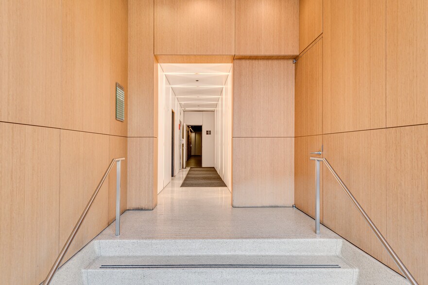 More Photos Of 225 W Ohio St, Chicago Office For Lease