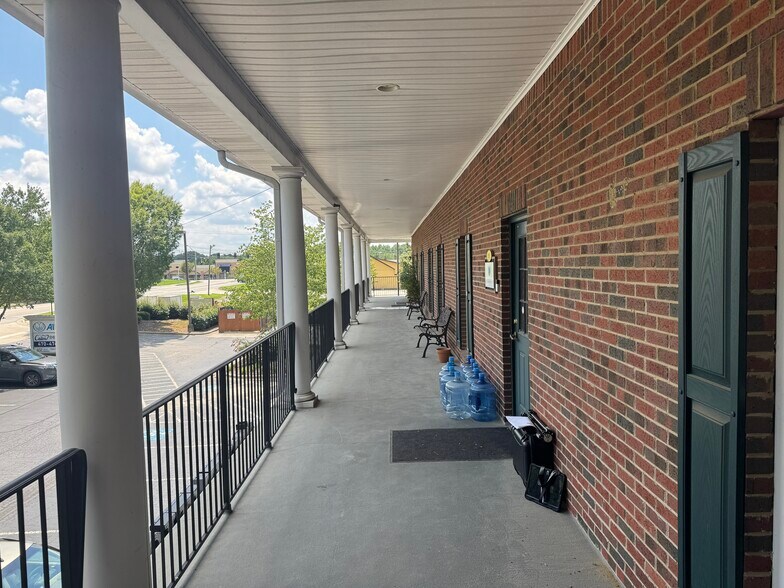 More Photos Of 1075 Cooper Rd, Grayson Medical For Lease