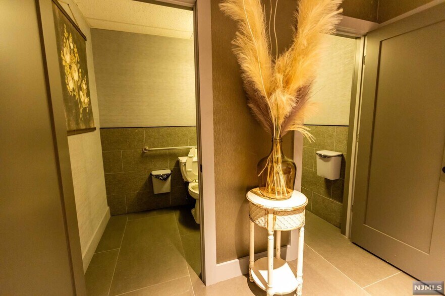 More Photos Of 526 Anderson Ave, Cliffside Park General Retail For Sale