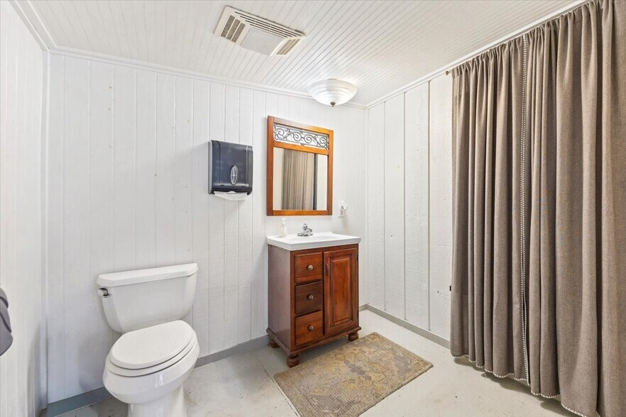 More Photos Of 918 10th St, Floresville Land For Lease