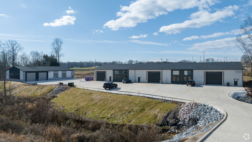 More Photos Of 1095 Packard Dr, Mooresville Flex For Lease