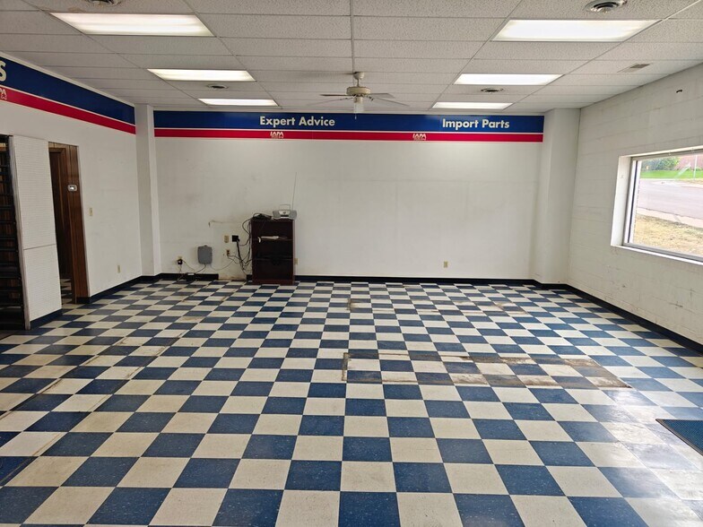 More Photos Of 908 W C St, McCook Auto Repair For Sale