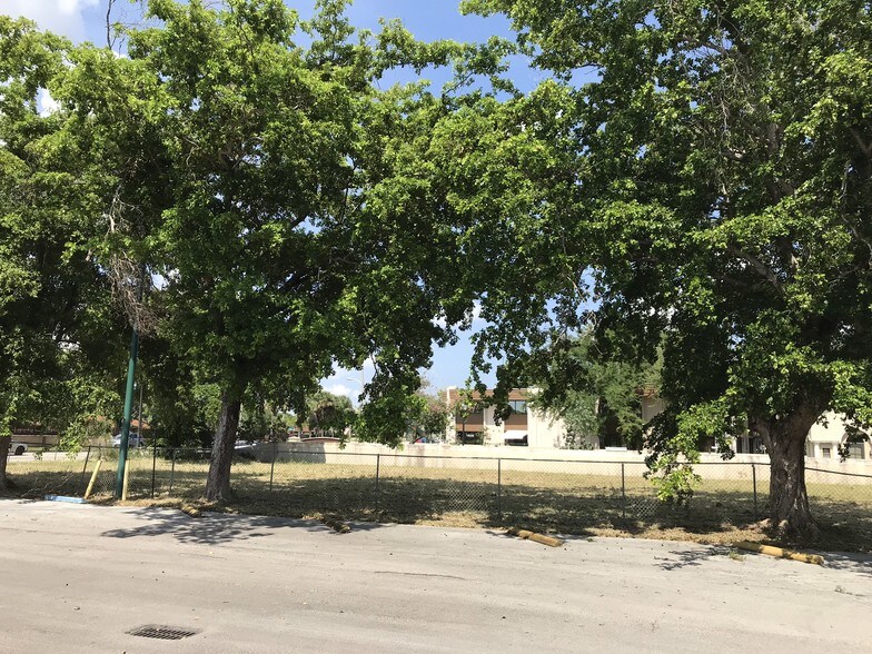 More Photos Of 1121 Ives Dairy Rd, Miami Land For Sale