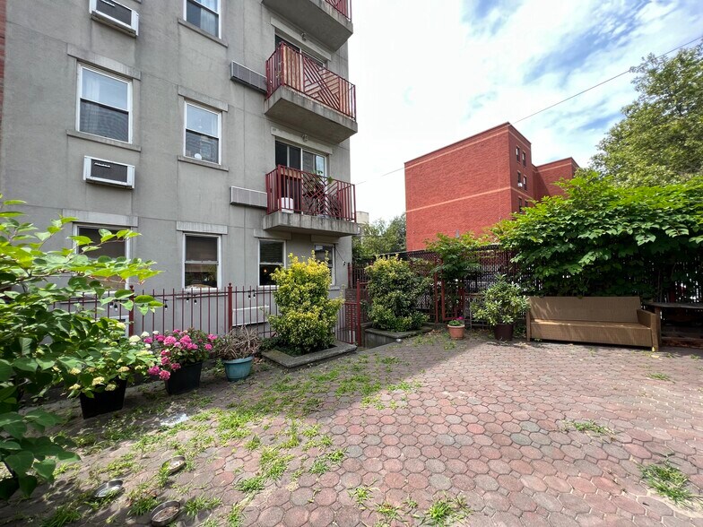 More Photos Of 33 Maujer St, Brooklyn Apartments For Sale