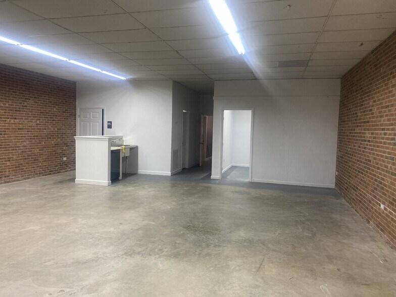 More Photos Of 305 E Arch St, Lancaster Light Distribution For Sale