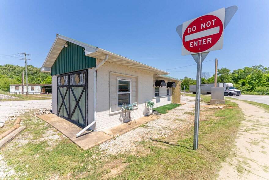 Primary Photo Of 15 Main St, Mammoth Spring Service Station For Sale