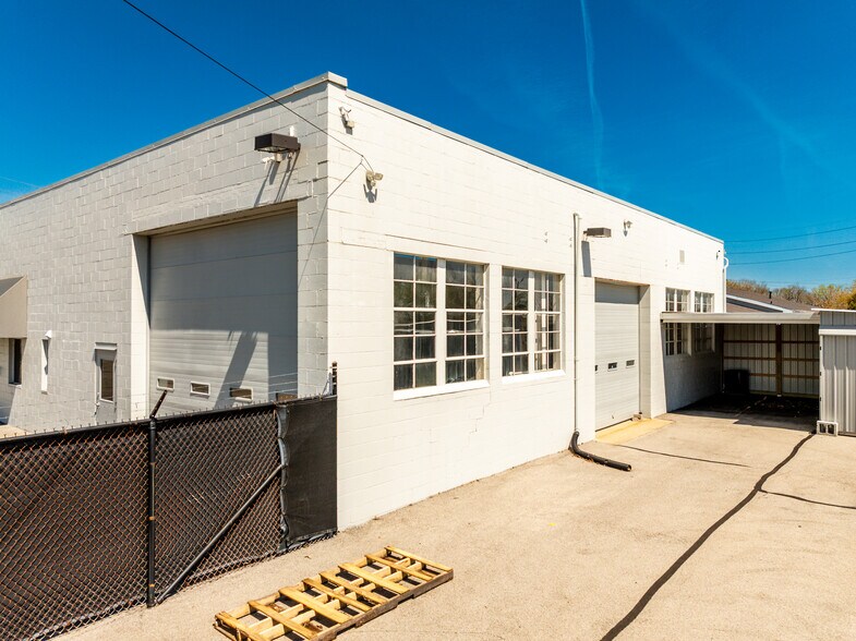 More Photos Of 5513 N Oxford St, Indianapolis Showroom For Lease