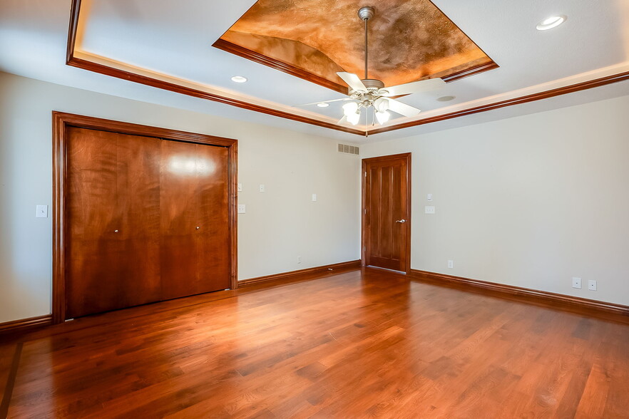 More Photos Of 121 S Water St, Derby Office For Sale