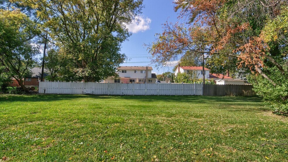 More Photos Of 42431 Mound Rd, Sterling Heights Storefront For Sale