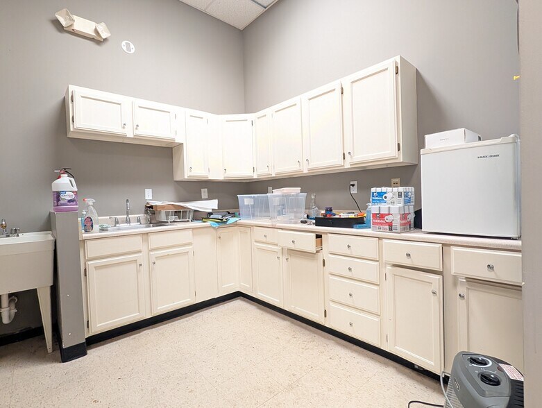 More Photos Of 9322 N Oak Trfy, Kansas City General Retail For Lease