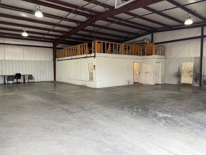 More Photos Of 916 Sprinkler Dr, Landis Warehouse For Lease