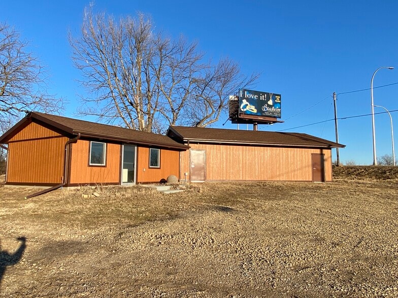 Primary Photo Of 817 Marshall St, Albert Lea Flex For Sale