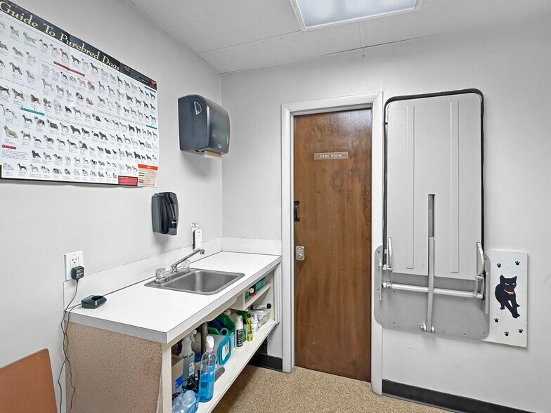 More Photos Of 1331 W Main St, Sterling Veterinarian Kennel For Sale