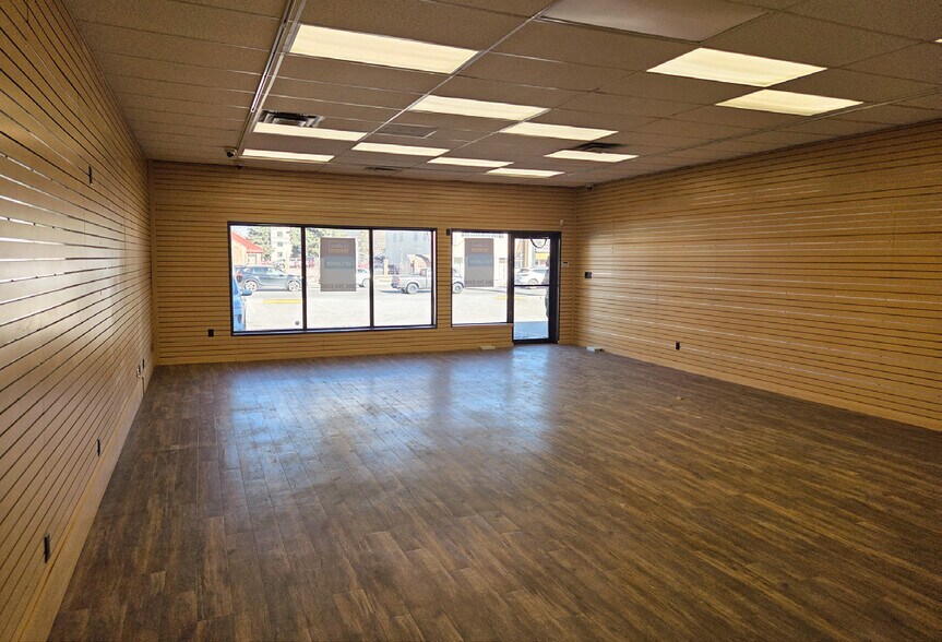 More Photos Of 2108-2112 Albert St, Regina Storefront For Lease