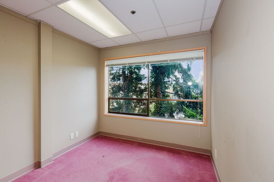 More Photos Of 1040 NE Hostmark St, Poulsbo Office For Sale