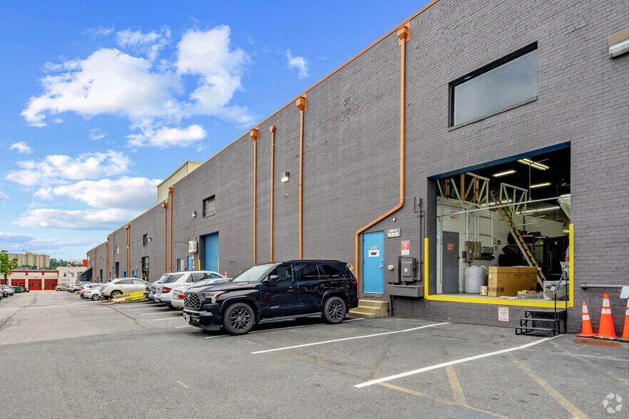More Photos Of 5300-5320 Eisenhower Ave, Alexandria Warehouse For Lease