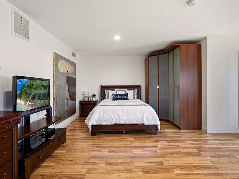 More Photos Of 1825 Altivo Way, Los Angeles Multifamily For Sale