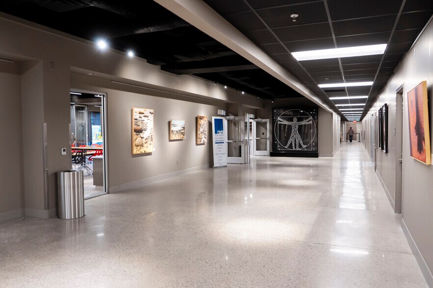 More Photos Of 1000 Fianna Way, Fort Smith Office For Lease