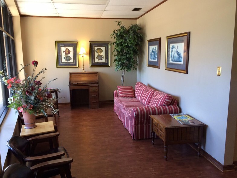 More Photos Of 920 Dauphin St, Mobile Office For Sale