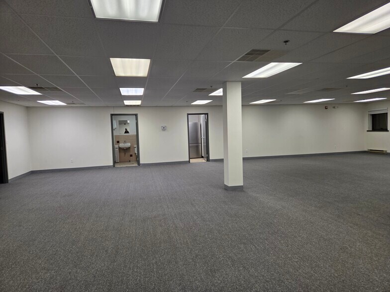 More Photos Of 500 W Cummings Park, Woburn Office For Lease