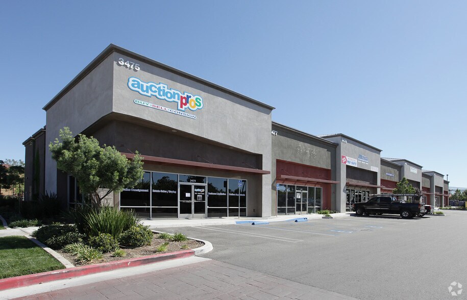 Primary Photo Of 3475-3489 W Devonshire Ave, Hemet Showroom For Lease