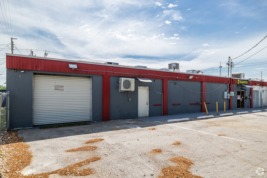 More Photos Of 2467-2469 Edison Ave, Fort Myers General Retail For Sale