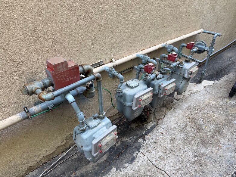 More Photos Of 3674 Empire Dr, Los Angeles Apartments For Sale