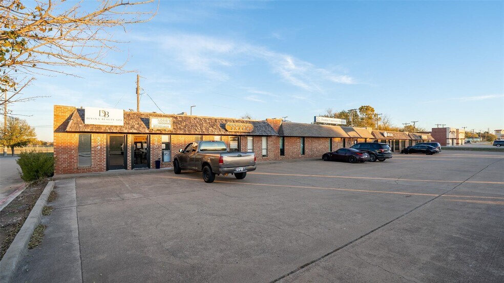 More Photos Of 300-324 Jim Wright Fwy, Fort Worth Storefront For Sale