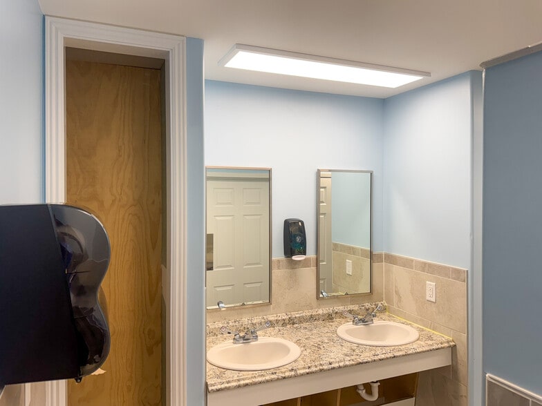 More Photos Of 901 9th St N, Great Falls Showroom For Sale