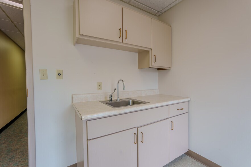 More Photos Of 208 Marengo St, Florence Healthcare For Lease