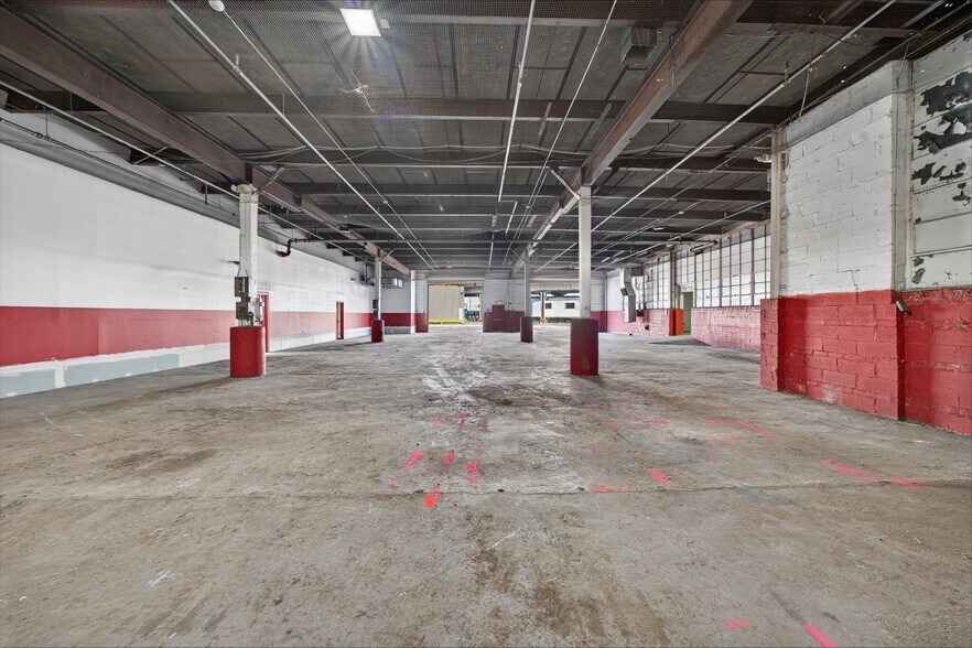 More Photos Of 145 E Mineola Ave, Valley Stream Warehouse For Lease