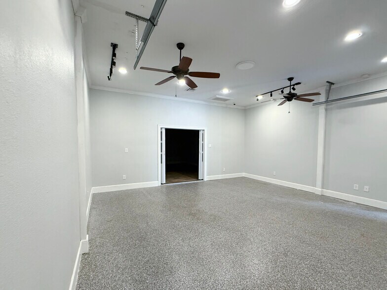 More Photos Of 1115 Chateau Woods Parkway Dr, Conroe Light Manufacturing For Lease