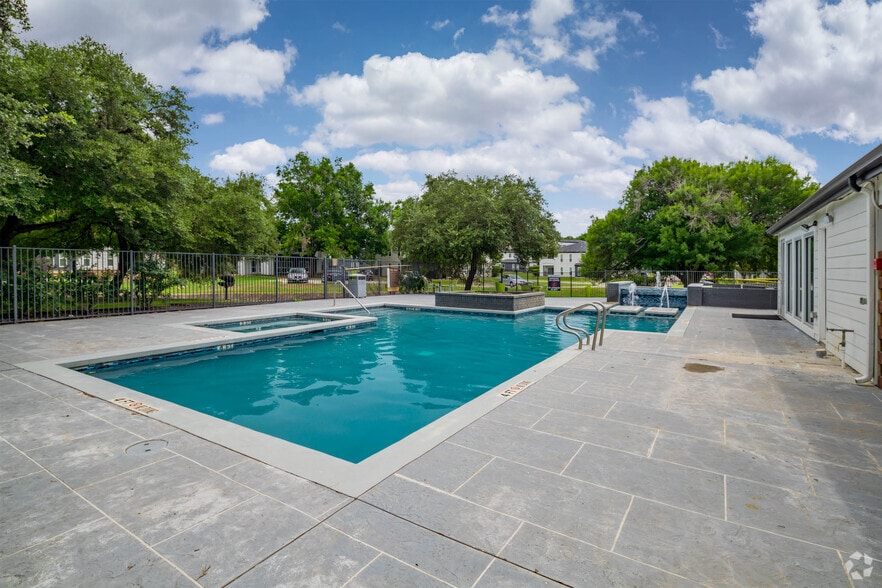 More Photos Of 14900 Nacogdoches Rd, San Antonio Apartments For Sale