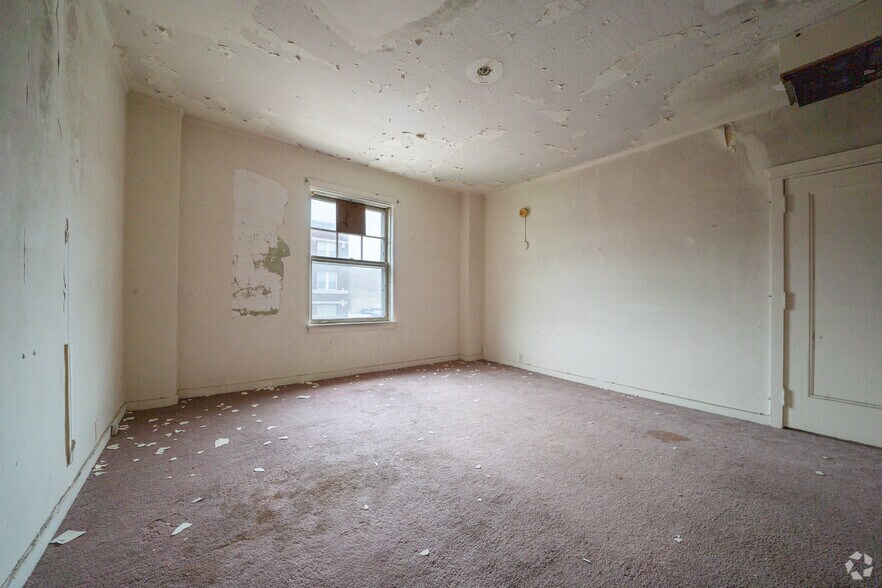 More Photos Of 217 Marquette St, La Salle Hotel For Sale