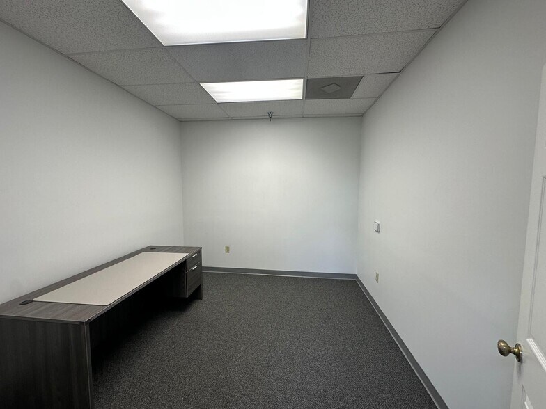 More Photos Of 14200-14280 Carlson Cir, Tampa Light Distribution For Lease
