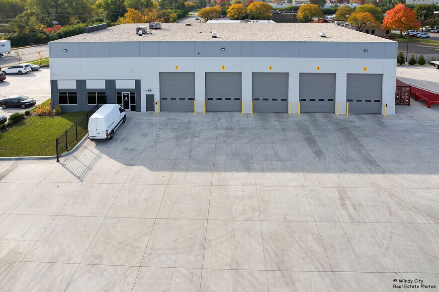 More Photos Of 250 N Schmale Rd, Carol Stream Warehouse For Lease