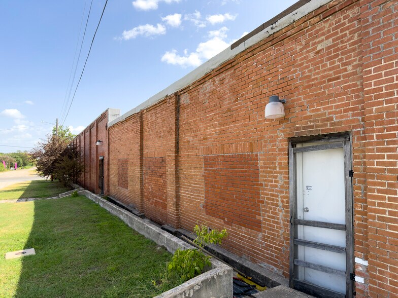 More Photos Of 7228 Main Street, Iola Freestanding For Sale