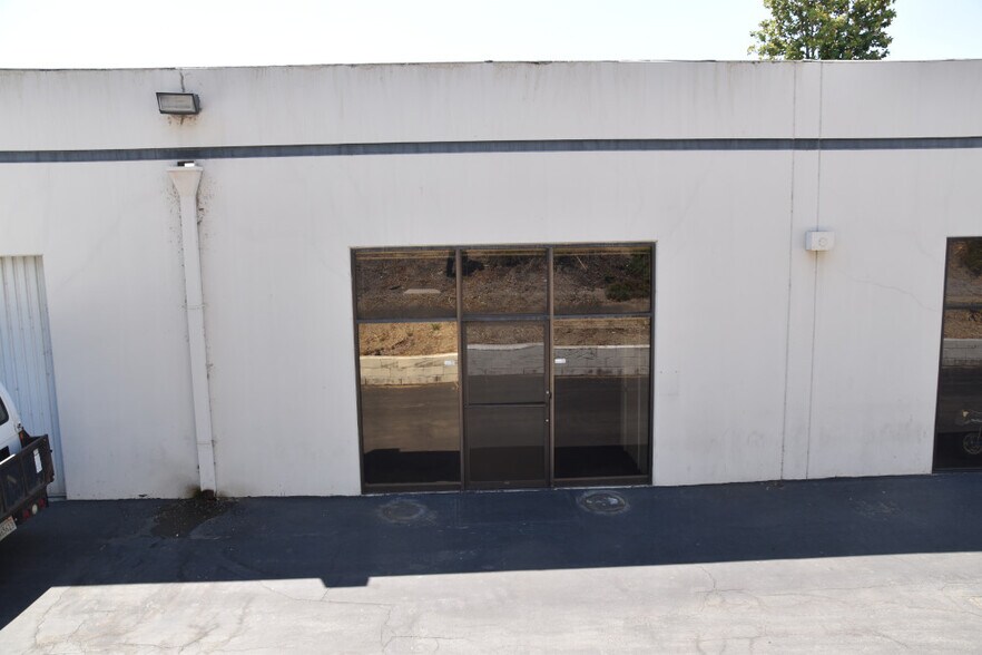More Photos Of 5115 Douglas Fir Rd, Calabasas Warehouse For Lease