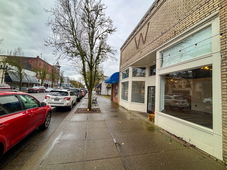 More Photos Of 265 S Main St, Independence Storefront Retail Office For Sale