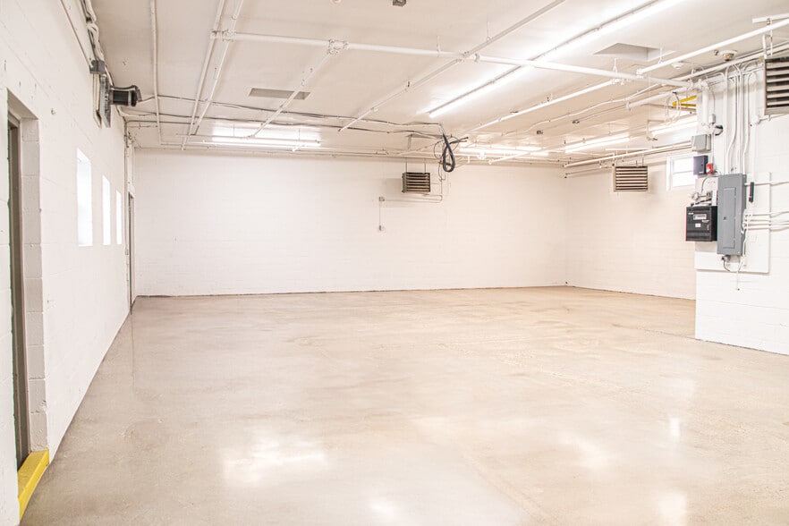 More Photos Of 288 E 12th Ave, Roselle Manufacturing For Lease