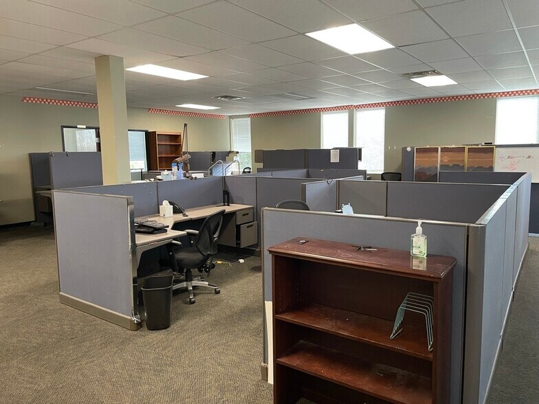 More Photos Of 6615 Vaught Ranch Rd, Austin Office Residential For Lease