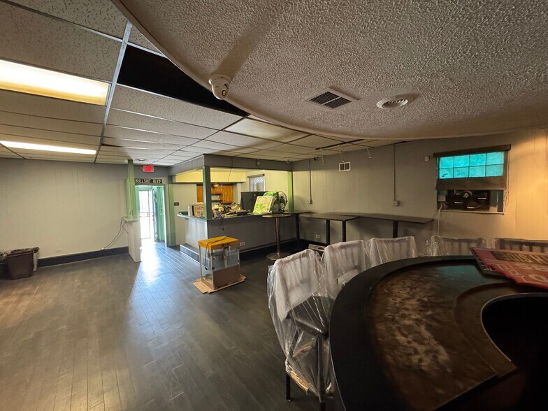 More Photos Of 9809 Lawrence Ave, Schiller Park General Retail For Sale