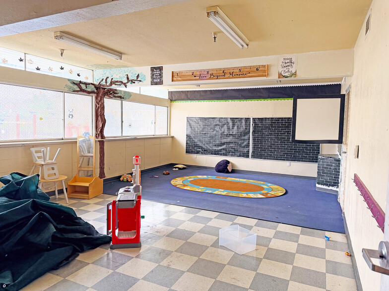 More Photos Of 8833 Palmetto Ave, Fontana Religious Facility For Sale