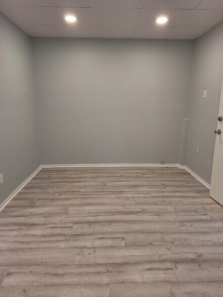 More Photos Of 100 Larchwood Dr, Largo Medical For Lease